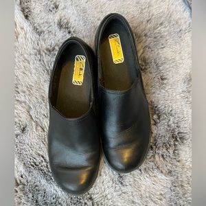 Clark’s Women’s Black Slip Resistant Leather Upper Mules.  Size 8 Wide.